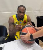 כדור SPALDING TF1000 חתום על ידי שחקני מכבי תל אביב