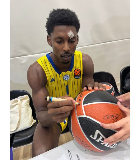 כדור SPALDING TF500 חתום על ידי שחקני מכבי תל אביב