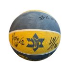 צעיף צמר פסים חתום על ידי שחקני מכבי תל אביב