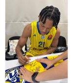 צעיף צמר פסים חתום על ידי שחקני מכבי תל אביב