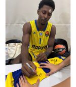 צעיף צמר פסים חתום על ידי שחקני מכבי תל אביב