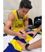 צעיף צמר פסים חתום על ידי שחקני מכבי תל אביב