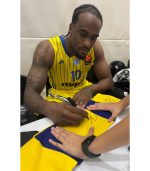 צעיף צמר פסים חתום על ידי שחקני מכבי תל אביב